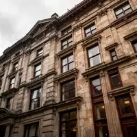 Fassade eines historischen Wohnhauses in einer städtischen Wohngegend bei bewölktem Himmel. - Foto: über boerse-global.de