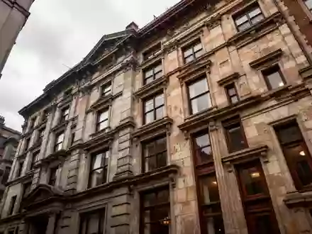 Fassade eines historischen Wohnhauses in einer städtischen Wohngegend bei bewölktem Himmel. - Foto: über boerse-global.de