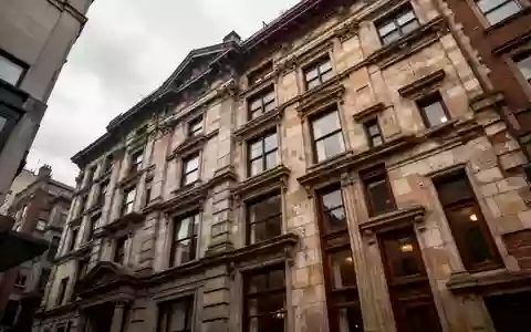 Fassade eines historischen Wohnhauses in einer städtischen Wohngegend bei bewölktem Himmel. - Foto: über boerse-global.de