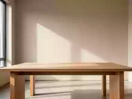 Ein minimalistisch gestalteter, heller Arbeitsbereich mit einem leeren Holztisch in einem ruhigen Raum. - Foto: über boerse-global.de