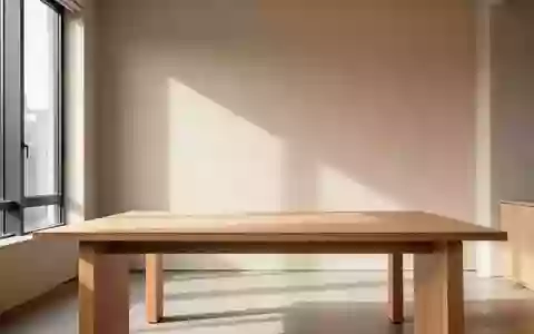 Ein minimalistisch gestalteter, heller Arbeitsbereich mit einem leeren Holztisch in einem ruhigen Raum. - Foto: über boerse-global.de