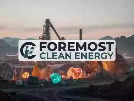 Moderne Industrieanlage bei Sonnenaufgang, die den Abbau von Energieressourcen symbolisiert. - Foto: über boerse-global.de