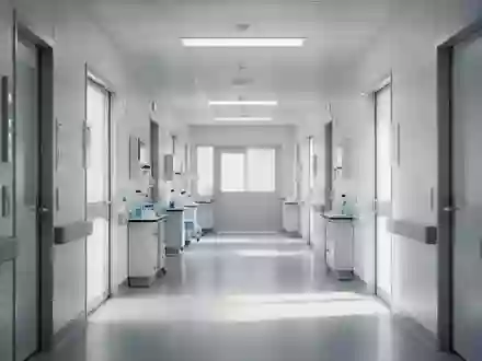 Ein minimalistischer, heller Klinikflur mit moderner Architektur und sachlicher Atmosphäre. - Foto: über boerse-global.de