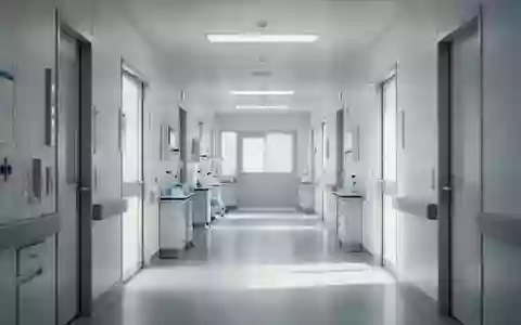 Ein minimalistischer, heller Klinikflur mit moderner Architektur und sachlicher Atmosphäre. - Foto: über boerse-global.de