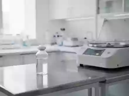 Ein steriler, modern eingerichteter medizinischer Laborraum mit hellen Oberflächen und hochwertiger Ausstattung. - Foto: über boerse-global.de