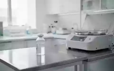 Ein steriler, modern eingerichteter medizinischer Laborraum mit hellen Oberflächen und hochwertiger Ausstattung. - Foto: über boerse-global.de