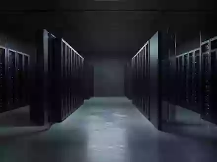 Ein dunkler, moderner Serverraum mit unbeleuchteten Server-Racks in einer minimalistischen industriellen Umgebung. - Foto: über boerse-global.de