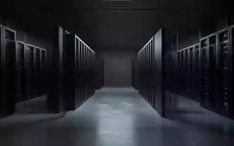 Ein dunkler, moderner Serverraum mit unbeleuchteten Server-Racks in einer minimalistischen industriellen Umgebung. - Foto: über boerse-global.de
