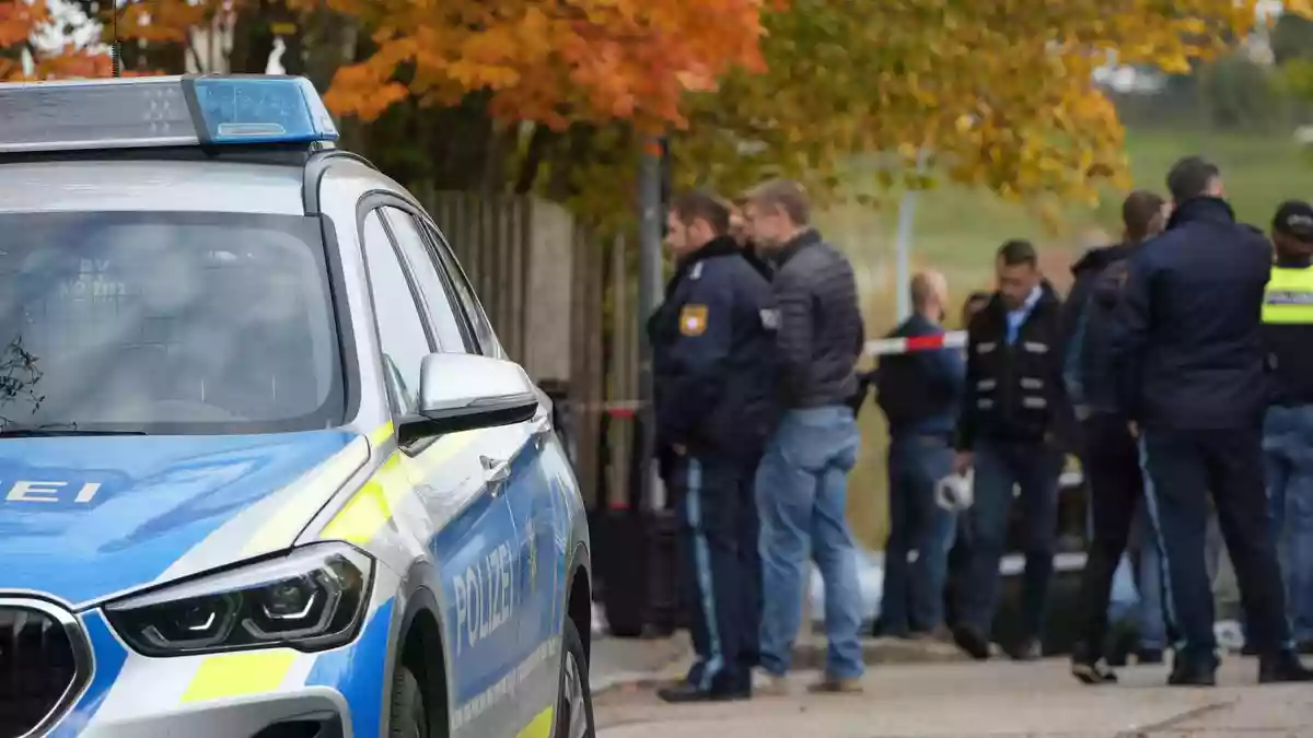 Angehörige wählten nach der Tat den Notruf und riefen die Polizei. - Bild: Felix Kirberg/dpa