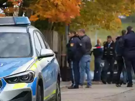 Angehörige wÀhlten nach der Tat den Notruf und riefen die Polizei. - Foto: Felix Kirberg/dpa