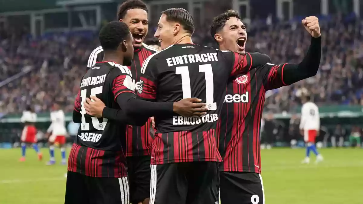 Frankfurt bejubelt den Auswärtssieg beim HSV. - Bild: Marcus Brandt/dpa