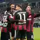 Frankfurt bejubelt den Auswärtssieg beim HSV. - Bild: Marcus Brandt/dpa