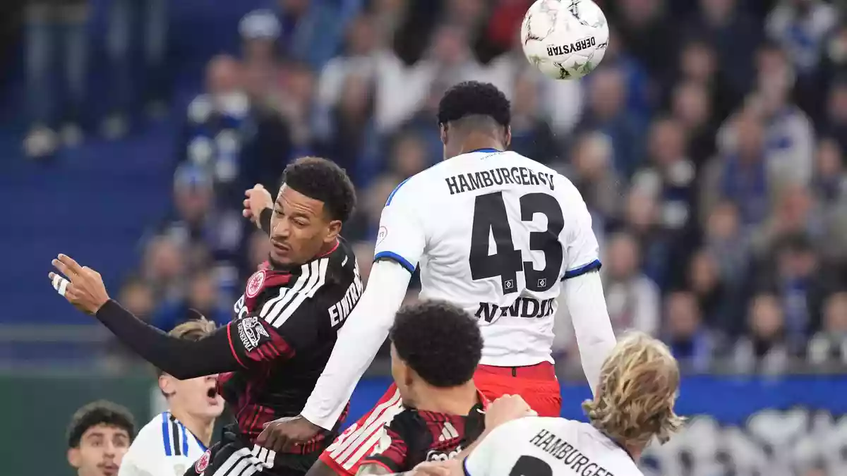 Echter Pokalfight zwischen dem HSV und Eintracht Frankfurt - Bild: Marcus Brandt/dpa