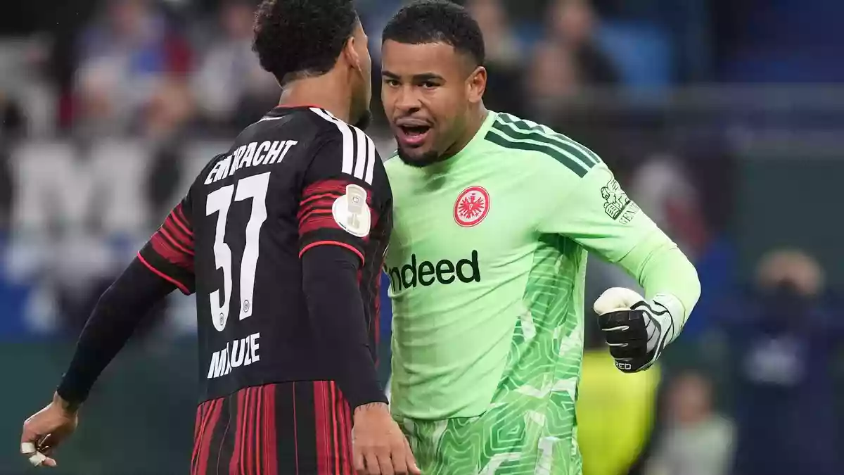 Feiern eine gelungene Rettungsaktion: Frankfurts Jeremiaha Maluze (l) und Torwart Noah Atubolu.  - Bild: Marcus Brandt/dpa