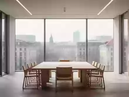 Moderner, heller Konferenzraum in einem Berliner Regierungsgebäude mit Blick auf die Stadt. - Foto: über boerse-global.de