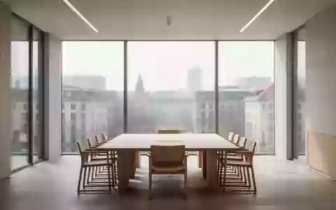 Moderner, heller Konferenzraum in einem Berliner Regierungsgebäude mit Blick auf die Stadt. - Foto: über boerse-global.de