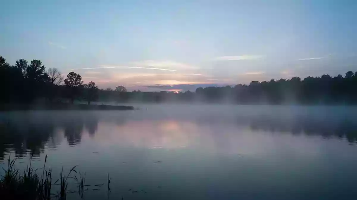 Symbolbild: ruhiger See bei Sonnenaufgang Illustration mit AI erstellt.