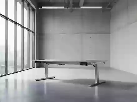Ein minimalistischer, moderner Arbeitsbereich in einem industriellen Studio mit hohen Decken und natürlichem Lichteinfall. - Foto: über boerse-global.de