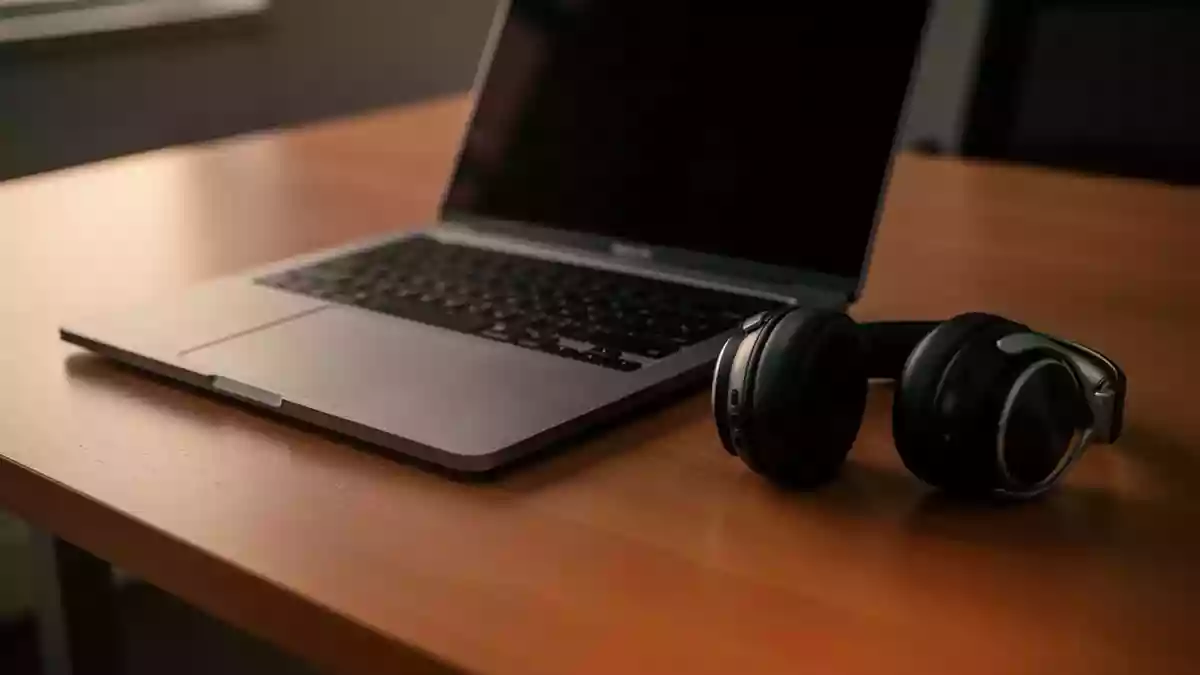 Symbolic image: laptop and headphones on a desk Illustration mit AI erstellt.