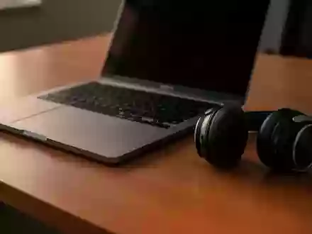 Symbolic image: laptop and headphones on a desk - Foto: über boerse-global.de