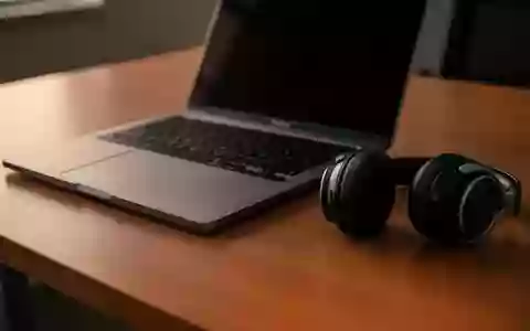 Symbolic image: laptop and headphones on a desk - Foto: über boerse-global.de
