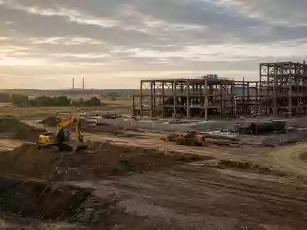 Industriegelände einer Lithium-Fabrik auf einer Baustelle in Brandenburg bei Sonnenuntergang. - Foto: über boerse-global.de