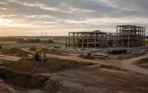 Industriegelände einer Lithium-Fabrik auf einer Baustelle in Brandenburg bei Sonnenuntergang. - Foto: über boerse-global.de