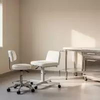 Ein helles, minimalistisches Behandlungszimmer in einer Arztpraxis mit medizinischem Mobiliar in ruhiger Atmosphäre. - Foto: über boerse-global.de