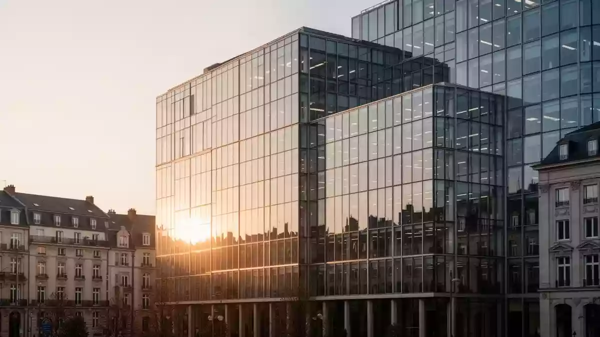 Modernes Bürogebäude im Finanzviertel von Luxemburg bei Sonnenuntergang. Illustration mit AI erstellt.
