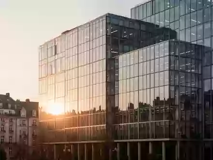Modernes Bürogebäude im Finanzviertel von Luxemburg bei Sonnenuntergang. - Foto: über boerse-global.de