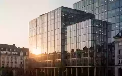 Modernes Bürogebäude im Finanzviertel von Luxemburg bei Sonnenuntergang. - Foto: über boerse-global.de