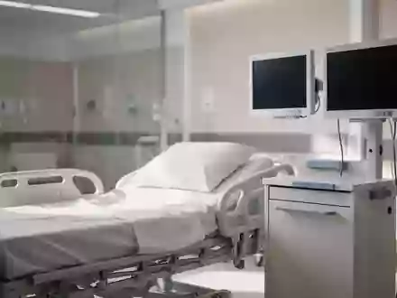 Ein leeres, steriles Krankenhausbett in einem modernen, hellen Intensivzimmer ohne medizinisches Personal oder aktive Geräte. - Foto: über boerse-global.de
