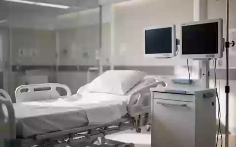 Ein leeres, steriles Krankenhausbett in einem modernen, hellen Intensivzimmer ohne medizinisches Personal oder aktive Geräte. - Foto: über boerse-global.de