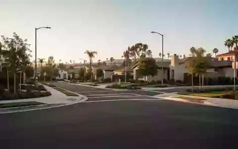 Eine ruhige Wohnstraße in San Diego bei Sonnenuntergang mit asphaltierten Wegen und grüner Bepflanzung. - Foto: über boerse-global.de