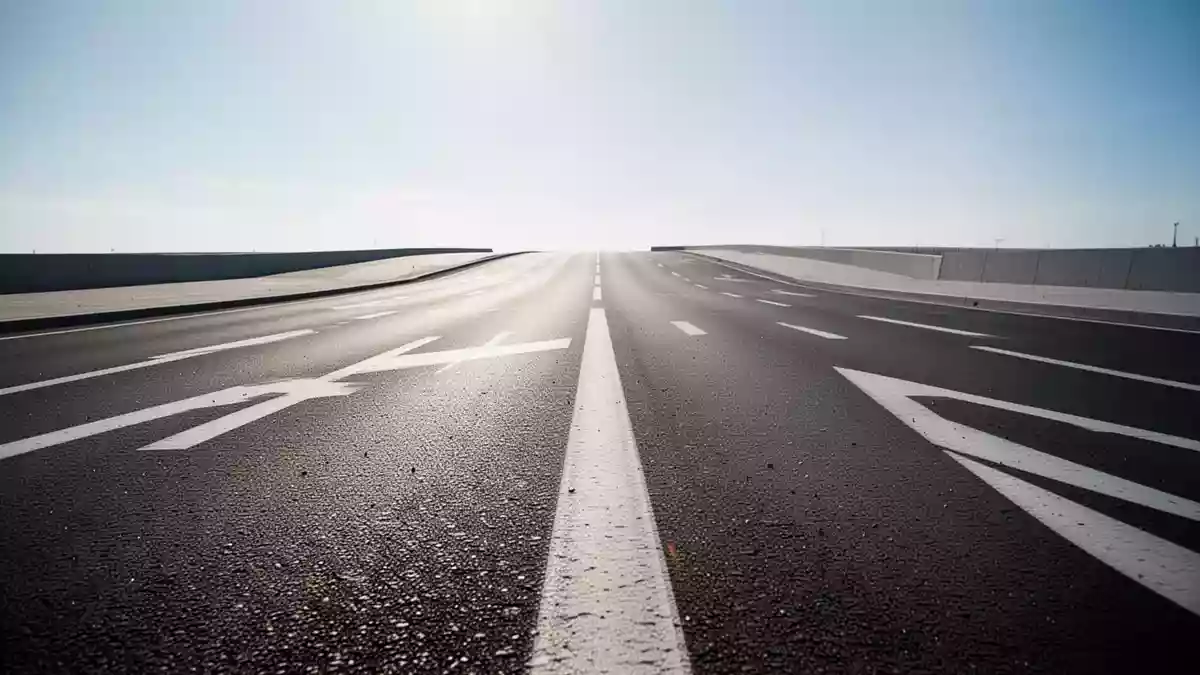Leere asphaltierte Straße mit weißen Fahrbahnmarkierungen bei hellem Tageslicht Illustration mit AI erstellt.
