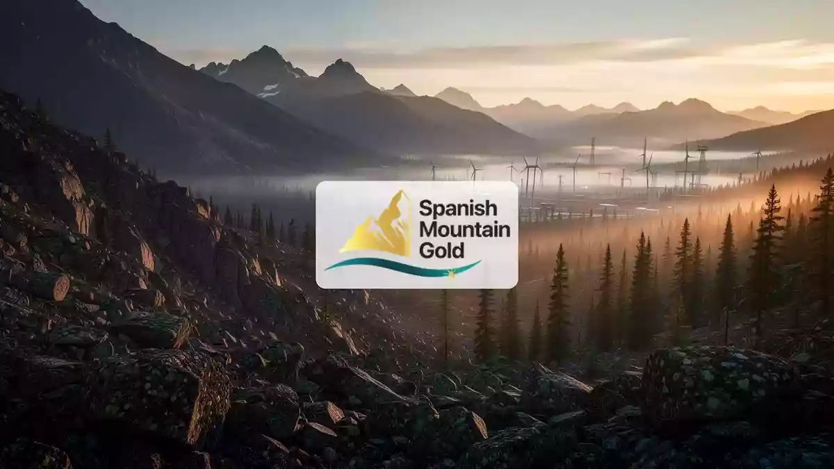 Neblige Berglandschaft bei Sonnenaufgang, die das Potenzial für industrielle Energieinfrastruktur in der Wildnis symbolisiert. Illustration mit AI erstellt.