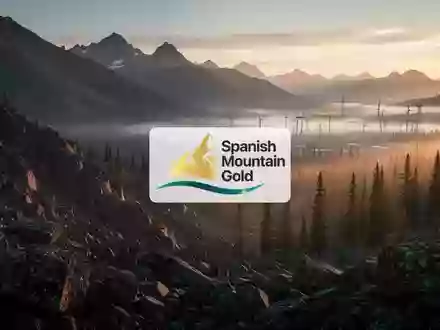 Neblige Berglandschaft bei Sonnenaufgang, die das Potenzial für industrielle Energieinfrastruktur in der Wildnis symbolisiert. - Foto: über boerse-global.de