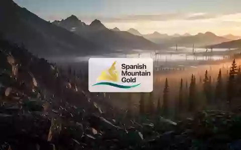 Neblige Berglandschaft bei Sonnenaufgang, die das Potenzial für industrielle Energieinfrastruktur in der Wildnis symbolisiert. - Foto: über boerse-global.de