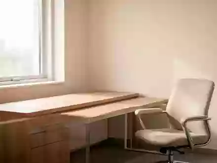 Ein minimalistisch gestalteter, heller Behandlungsraum in einer Arztpraxis mit Tageslicht und einer ruhigen Atmosphäre. - Foto: über boerse-global.de