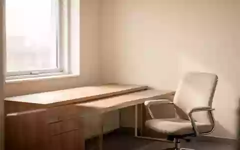 Ein minimalistisch gestalteter, heller Behandlungsraum in einer Arztpraxis mit Tageslicht und einer ruhigen Atmosphäre. - Foto: über boerse-global.de