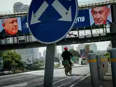 Wahlplakate in Israel, auf denen der Ministerpräsident Benjamin Netanjahu (r) und Oppositionskandidat Gadi Eisenkot zu sehen sind. (Archivbild) - Foto: Erik Marmor/dpa