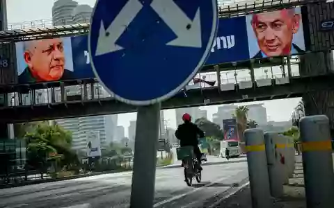 Wahlplakate in Israel, auf denen der Ministerpräsident Benjamin Netanjahu (r) und Oppositionskandidat Gadi Eisenkot zu sehen sind. (Archivbild) - Foto: Erik Marmor/dpa