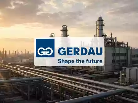 Moderne Stahlproduktionsanlage in warmem Licht, die industrielle Stärke und wirtschaftliches Wachstum symbolisiert. - Foto: über boerse-global.de