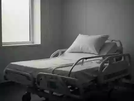 Ein leeres, ordentlich gemachtes Krankenhausbett in einem minimalistischen, ruhig beleuchteten Schlaflabor. - Foto: über boerse-global.de