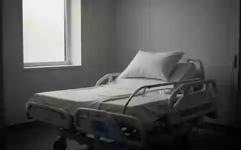 Ein leeres, ordentlich gemachtes Krankenhausbett in einem minimalistischen, ruhig beleuchteten Schlaflabor. - Foto: über boerse-global.de