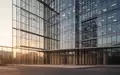 Moderne Glasfassade eines leeren Bürogebäudes bei Sonnenuntergang als Symbol für den Immobilienmarkt. - Foto: über boerse-global.de