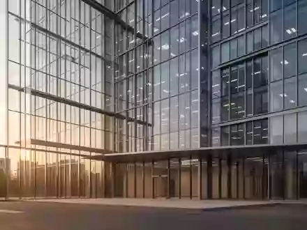 Moderne Glasfassade eines leeren Bürogebäudes bei Sonnenuntergang als Symbol für den Immobilienmarkt. - Foto: über boerse-global.de