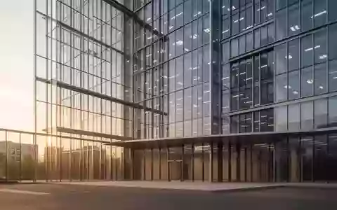 Moderne Glasfassade eines leeren Bürogebäudes bei Sonnenuntergang als Symbol für den Immobilienmarkt. - Foto: über boerse-global.de