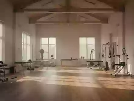 Ein minimalistisch gestalteter, lichtdurchfluteter Fitnessraum mit Holzboden ohne Personen. - Foto: über boerse-global.de