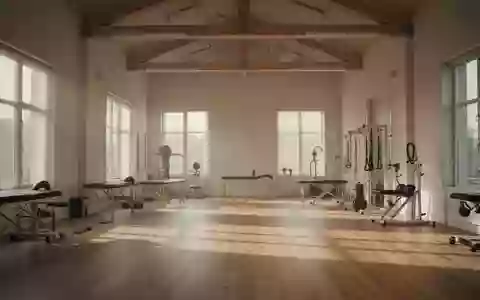 Ein minimalistisch gestalteter, lichtdurchfluteter Fitnessraum mit Holzboden ohne Personen. - Foto: über boerse-global.de